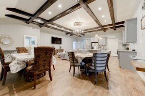 Dining - Custom rustic 7 bedrm 3 bath sleeps 16 (Killeen)