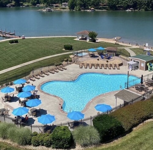 Gorgeous waterfront 2 bed 2 bath condo full amenities Mariners Landing resort