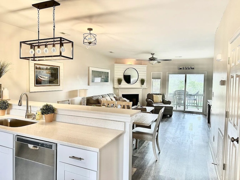 Gorgeous Waterfront 2 Bed 2 Bath Condo Full Amenities Mariners Landing Resort - Virginia