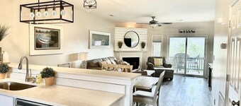 Gorgeous waterfront 2 bed 2 bath condo full amenities Mariners Landing resort