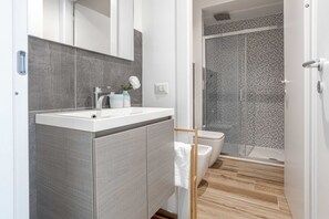 Dusche, Haartrockner, Bidet, Handtücher