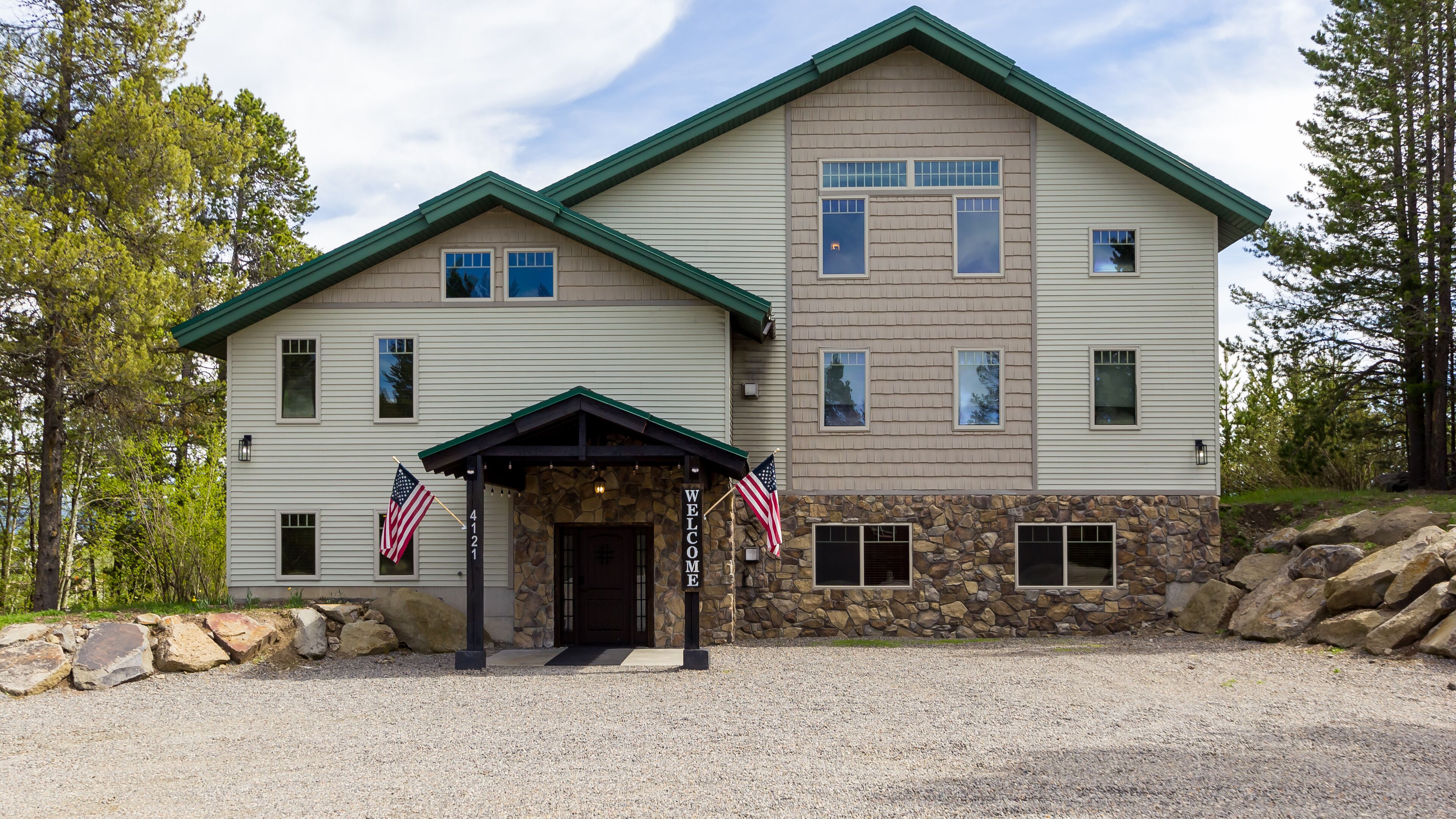 "The Bear Den Cubby" An Amazing Lodge That Sleeps Up To 12 Guests. With 6 Private Ensuite Bedrooms.