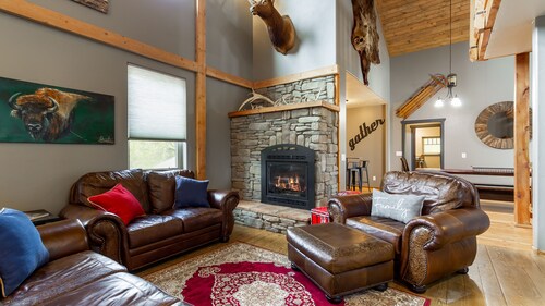 The Bear Den Cubby-6Br-7Ba-Hot tub-Sleeps12-BBQ-Firepit-Mountain Views-20m 2 YNP