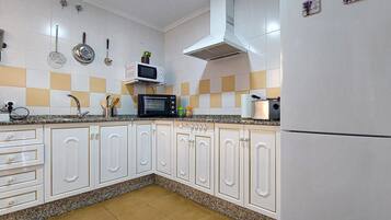 Fridge, stovetop, coffee/tea maker
