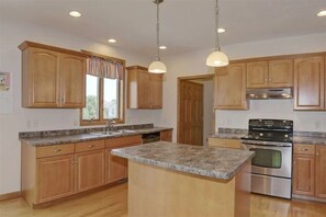 Private kitchen - Full Family Friendly Home - EAA Ready! (Appleton)