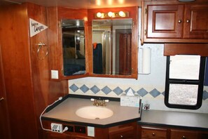 Handtücher, Seife, Shampoo, Toilettenpapier