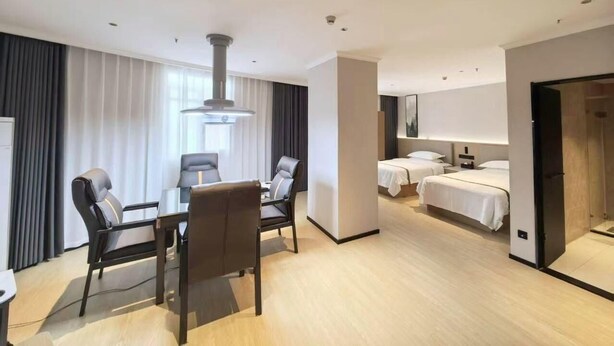 A hotel room with a dining area, two beds, a shower, and a large window. - Greentree Inn Xuzhou Benteng Avenue Express Hotel (Xuzhou)