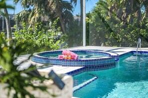 UppvÀrmd pool