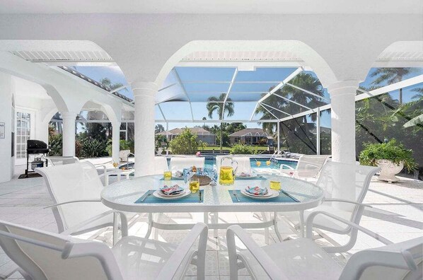 Outdoor dining - Princess - Hot Tub - Great Location (Cape Coral)