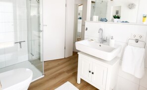 Een douche, een haardroger, handdoeken, zeep