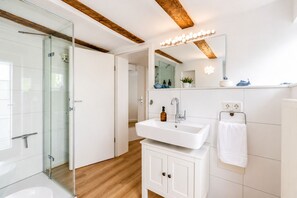 Dusche, Haartrockner, Handtücher, Seife