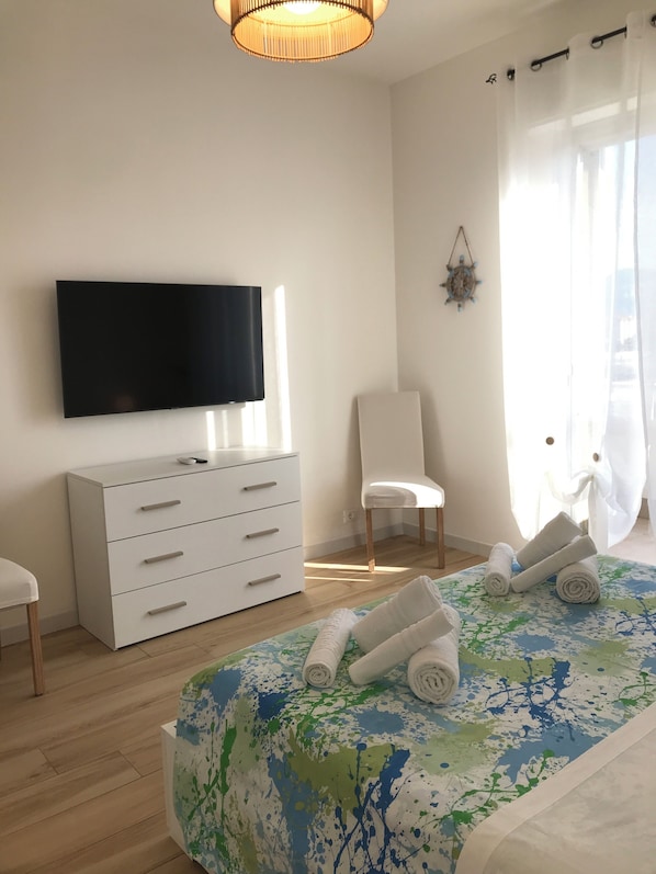 2 chambres, fer et planche à repasser, lit de bébé portatif