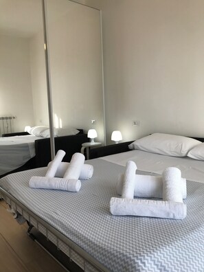 2 bedrooms, iron/ironing board, travel cot, free WiFi