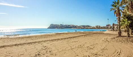 Una spiaggia nelle vicinanze