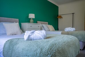 4 bedrooms, WiFi, bed sheets - 7 beds, perfect for contractors or large groups, free wi-fi (Peterborough)