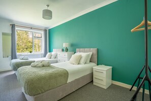 4 bedrooms, WiFi, bed sheets - 7 beds, perfect for contractors or large groups, free wi-fi (Peterborough)