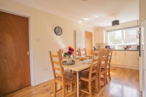 Dining - 7 beds, perfect for contractors or large groups, free wi-fi (Peterborough)