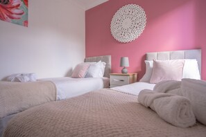 4 bedrooms, WiFi, bed sheets - 7 beds, perfect for contractors or large groups, free wi-fi (Peterborough)