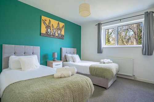 7 beds, perfect for contractors or large groups, free wi-fi
