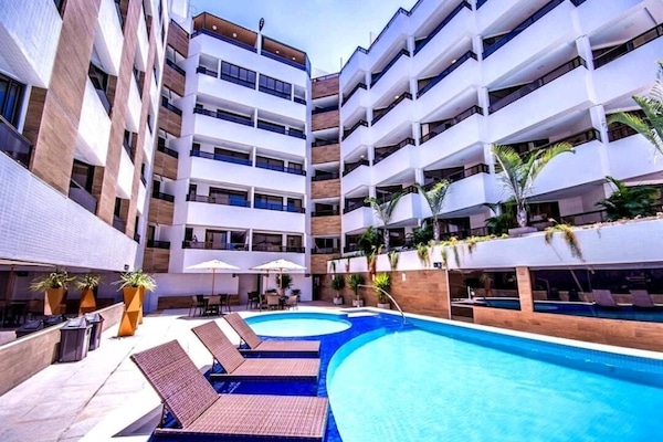 Una piscina techada, sillones reclinables de piscina