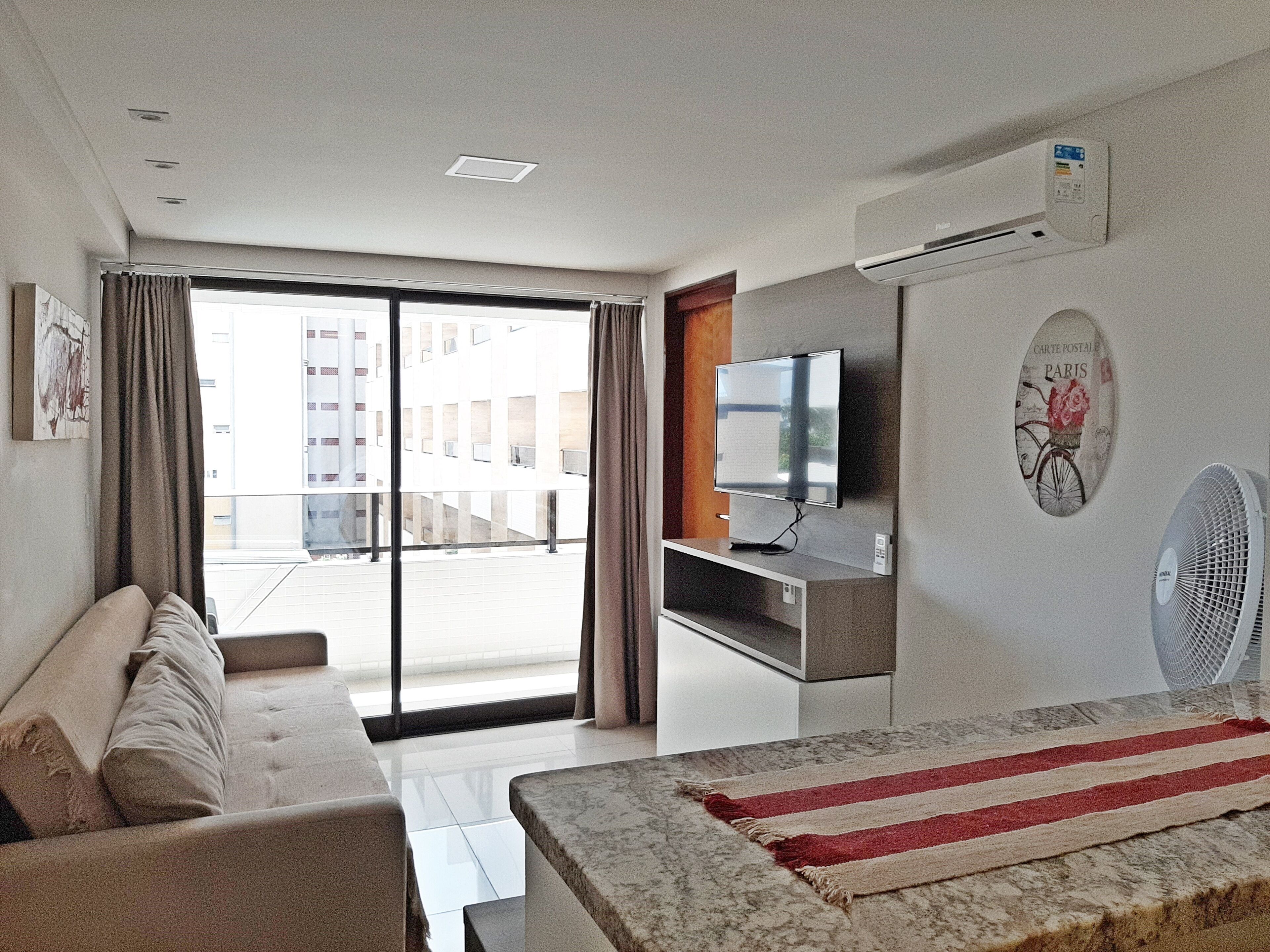 Apartamento Confort | Zona de estar | Smart TV de 42 pulgadas con canales por cable, una televisión