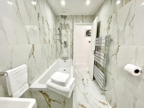 Hair dryer, towels, soap, shampoo - House 32 Delightful, Clean 2 bed house close to a golf course (Greater Manchester)