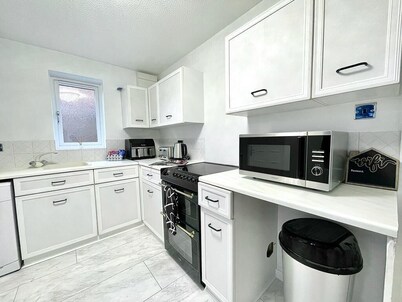 House 32 Delightful, Clean 2 bed house close to a golf course