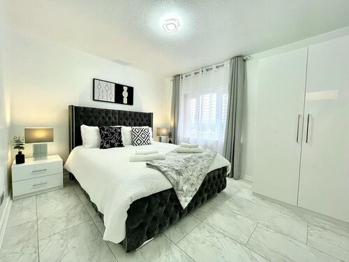 House 32 Delightful, Clean 2 bed house close to a golf course