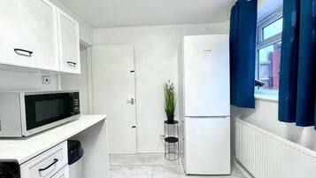 雪櫃、微波爐、焗爐、爐具