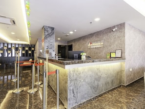 A hotel reception area with a marble counter, a reception desk, and a sign that reads "Capital O Hotel Midaris". - Hotel Midaris Syariah Kuala Lumpur (Kuala Lumpur)