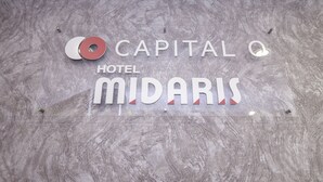 A sign for the Capital Hotel Midaris with a marble background. - Hotel Midaris Syariah Kuala Lumpur (Kuala Lumpur)