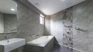 A modern bathroom with a bathtub, a sink, and a toilet. - Hotel Midaris Syariah Kuala Lumpur (Kuala Lumpur)