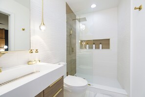 Dusche, Haartrockner, Handtücher, Seife