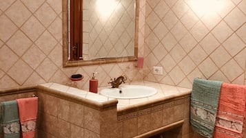 Asciugacapelli, accappatoio, bidet, asciugamani