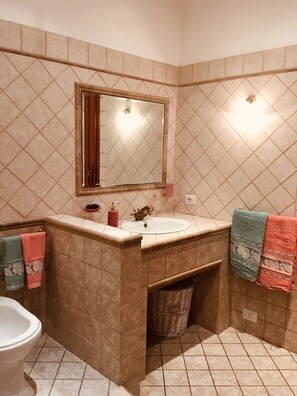 Hårtørrer, badekåber, bidet, håndklæder