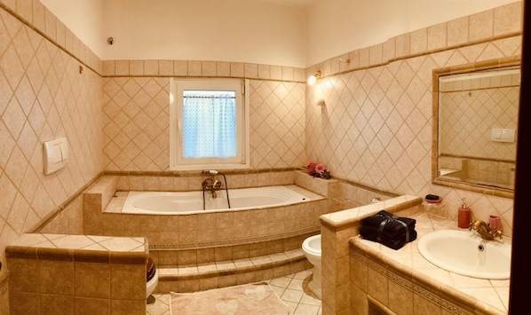 مجففات شعر، برانس (أردية) حمّام، مراحيض شطف، مناشف