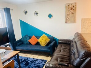 Smart TV - City Centre Two Bed Apartment for Work stays and Families (Kingston upon Hull)