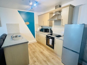 Fridge, microwave, oven, stovetop - City Centre Two Bed Apartment for Work stays and Families (Kingston upon Hull)