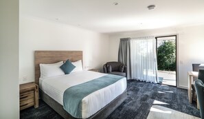 Escritorio y espacio para trabajar con laptop 