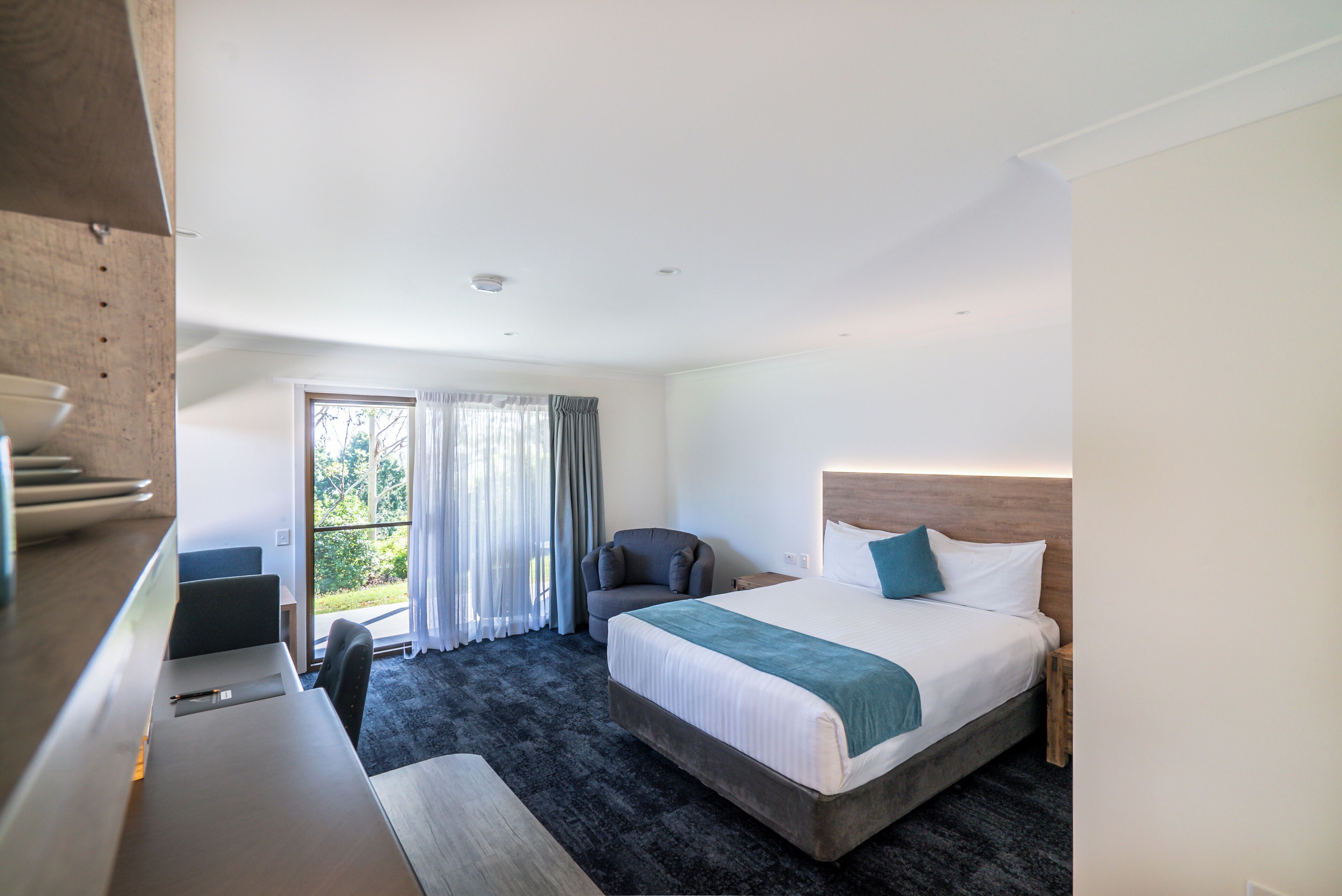 Bàn, khu vực làm việc phù hợp cho laptop, bàn ủi/dụng cụ ủi quần áo 