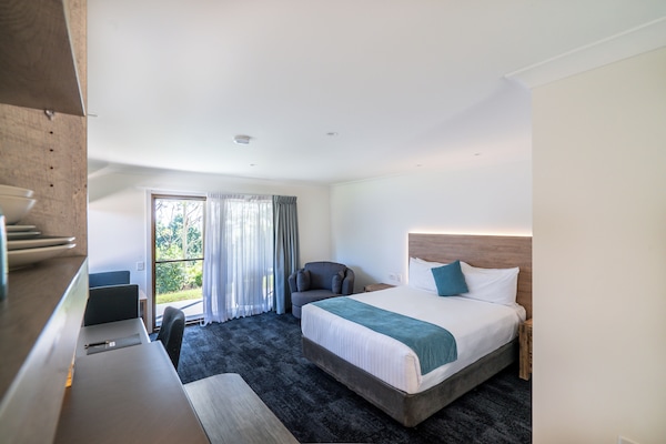 Skrivebord, arbejdsområde til bærbare computere, strygejern/strygebræt