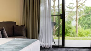 Desk, laptop workspace, iron/ironing board, free WiFi - Invercauld House (Goonellabah)