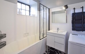 Shower - Nice home in Saint-Brice-de-Landell with WiFi (Saint-Brice-de-Landell)
