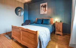 6 bedrooms, travel crib, free WiFi, bed sheets