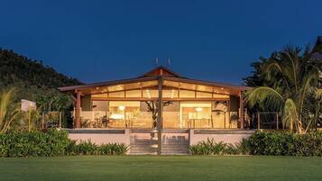 Vila superluxo, 3 quartos, piscina particular, vista para a praia (Azure) | 6 quartos, roupas de cama premium, edredons de pluma, cofres nos quartos