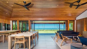 ลักซ์ชัวรี่วิลล่า, 3 ห้องนอน, สระว่ายน้ำส่วนตัว, วิวชายหาด | บริเวณนั่งเล่น