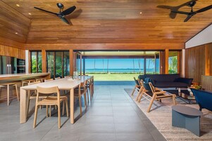 奢华别墅, 3 间卧室, 私人游泳池, 海滩景观 | 起居区 | 70-厘米智能电视（配备有线频道）