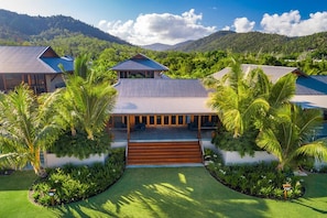 Exterior - Yangaro (Flametree)