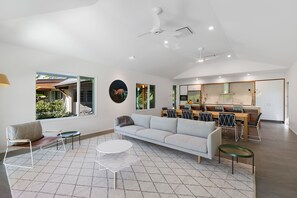 Camera Luxury, 3 camere da letto, piscina privata, lato giardino (Celeste) | Area soggiorno | Smart TV 70 cm con canali via cavo