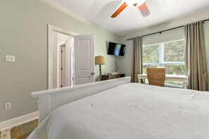 3 bedrooms, desk, free WiFi, bed sheets
